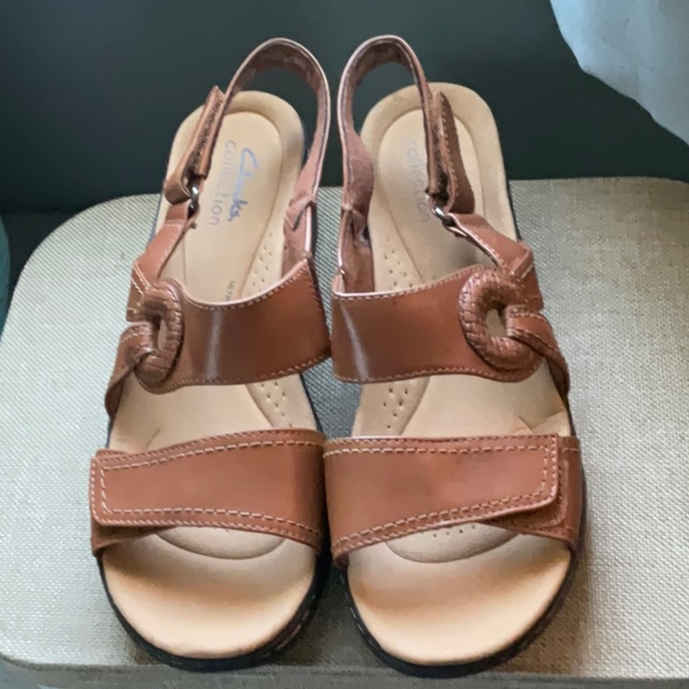 NWOB Clarks Tan Leather Heeled Sandals Size 7.5